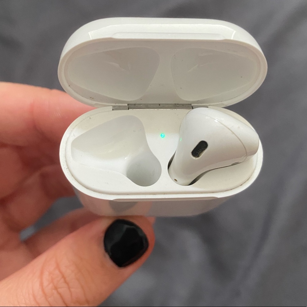 - One right airpod and airpod case